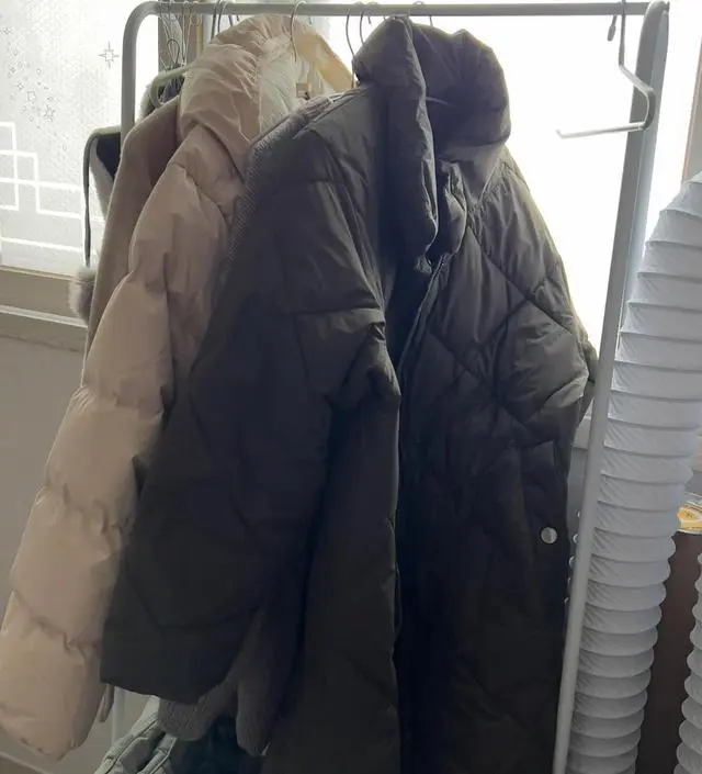 [네이버브랜드스토어 리뷰] 외출 후 간편한 옷 걸어놓기 좋아요. 
