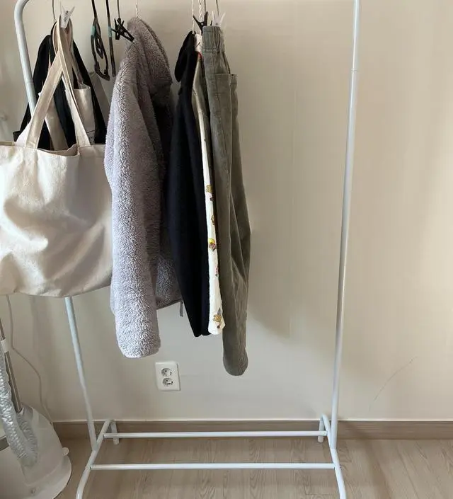 [네이버브랜드스토어 리뷰] 입던 옷 걸어두려고 샀는데, 생각보다 꽤 큽니다. 
