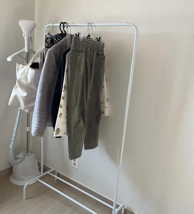 [네이버브랜드스토어 리뷰] 입던 옷 걸어두려고 샀는데, 생각보다 꽤 큽니다. 
