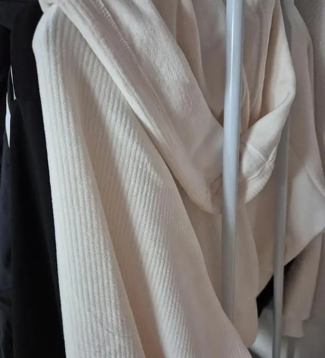 [네이버브랜드스토어 리뷰] 초5여아 방에 간단한 옷 올려놓고 만족하며 잘 쓰고있어요.