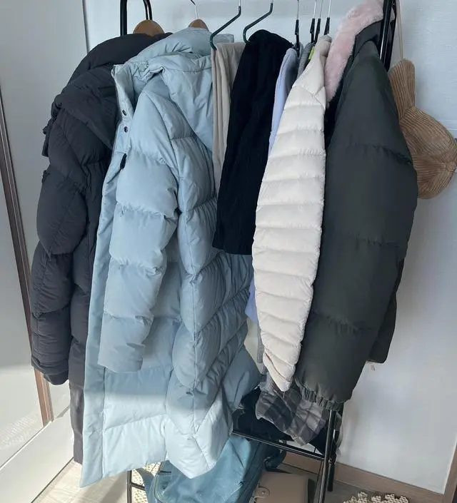 [네이버브랜드스토어 리뷰] 겨울외투랑 입은 옷들 정리하기에 적당한크기입니다. 롱패딩은 살짝 걸리지만 바닥에 늘