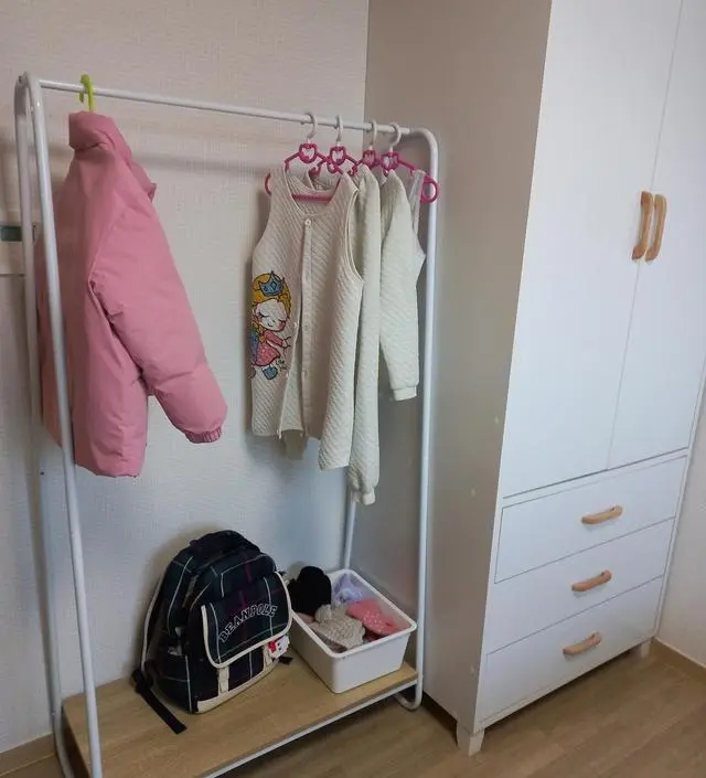 [네이버브랜드스토어 리뷰] 생각보다 넉넉해서 옷 많이 걸수있고 디자인도 예뻐서 마음에 듭니다~~