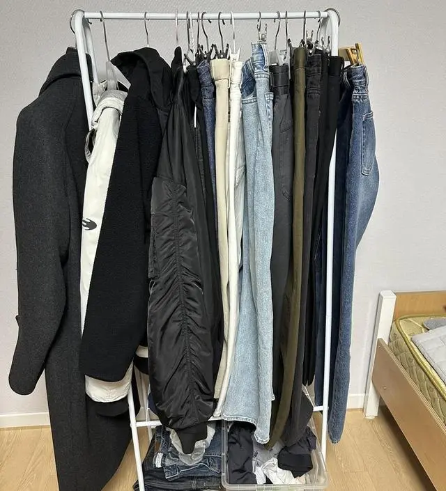 [네이버브랜드스토어 리뷰] 바지 및 얇은 아우터 걸이로 너무 훌륭한 것 같습니다 유용하게 사용하고있어요~