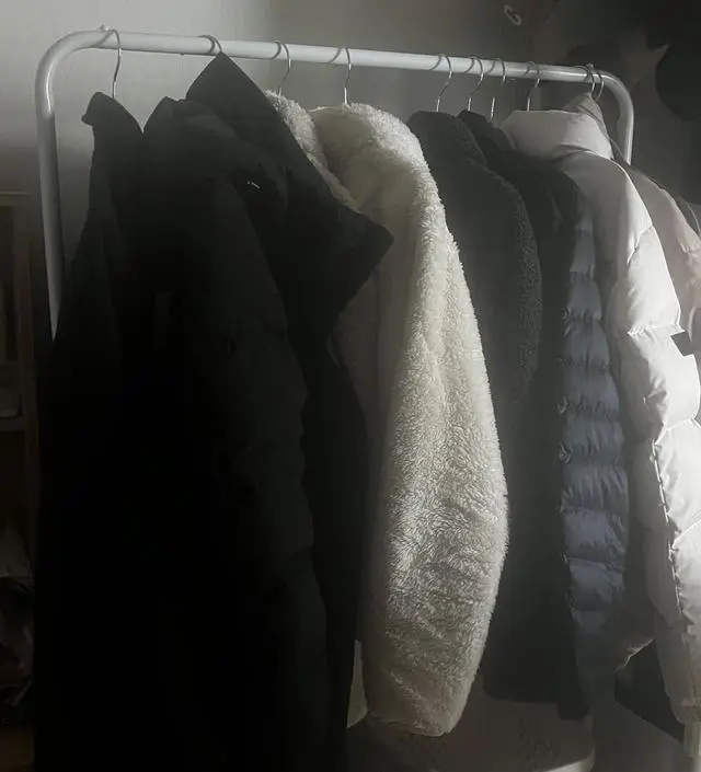 [네이버브랜드스토어 리뷰] 가로길이가 작은 사이즈의 행거를 찾고 있었는데 딱 맞고 겨울.외투걸기가 딱 좋아요 가