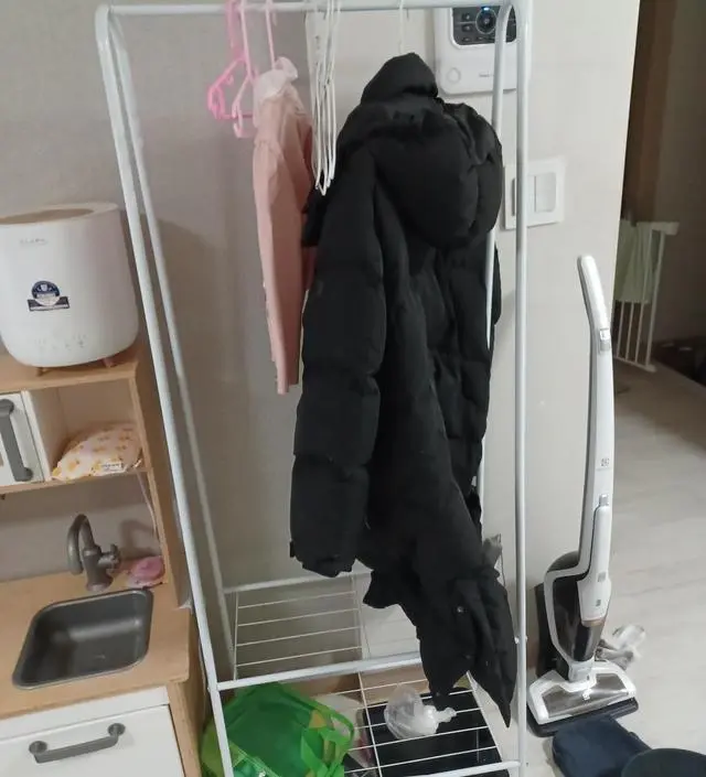 [네이버브랜드스토어 리뷰] 손님 외출복옷걸 곳이 없어서 샀어요 높아서 롱패딩걸어도 좋습니다 가벼워서 잘 넘어질