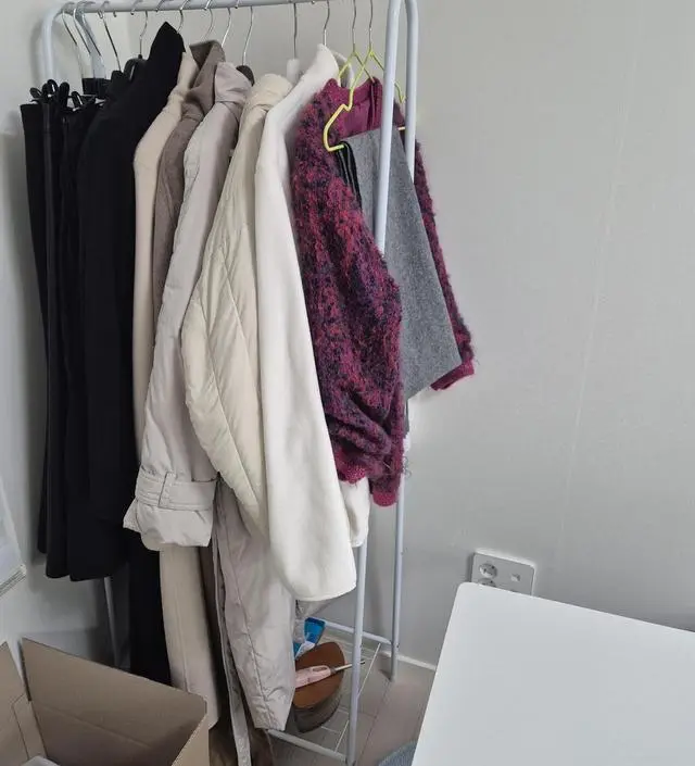 [네이버브랜드스토어 리뷰] 중간 선반을 조립하지 않고, 롱코트 보관에 유용하게 사용하고 있어요! 튼튼합니다