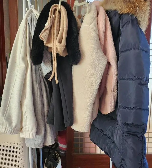 [네이버브랜드스토어 리뷰] 위에 선반하나 빼니  긴옷을 걸긴 좋은데 조금 흔들리네요! 그래도 만졳나며 잘 쓰고있