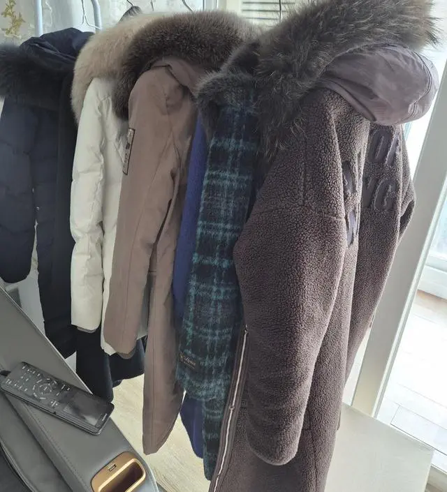 [네이버브랜드스토어 리뷰] 조립해서 그냥 쓰고 있어요. 작아서 이동도 편하고요.가격대로 나름 쓸만하달까요. 근데