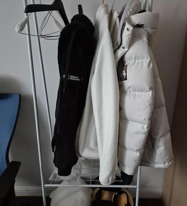 [네이버브랜드스토어 리뷰] 조립해서 그냥 쓰고 있어요. 작아서 이동도 편하고요.가격대로 나름 쓸만하달까요. 근데