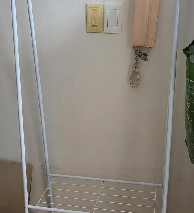 [네이버브랜드스토어 리뷰] 자취방 입구에 두고 쓰는데 행거에 수납 바스켓이 있어서 자주 쓰는 물건들 두기에도 좋