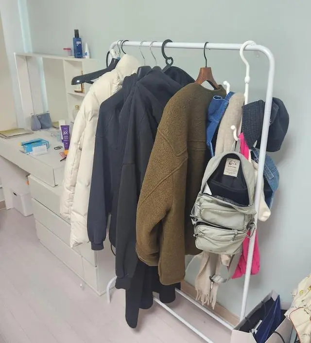 [네이버브랜드스토어 리뷰] 퇴근하고 와서 입었던 옷 걸어놓으려고 구매했어요.
