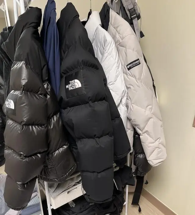 [네이버브랜드스토어 리뷰] 겨울옷이라 부피가 커서 드레스룸이 있는데도 구매했어요 생각보다 여러벌 걸려요