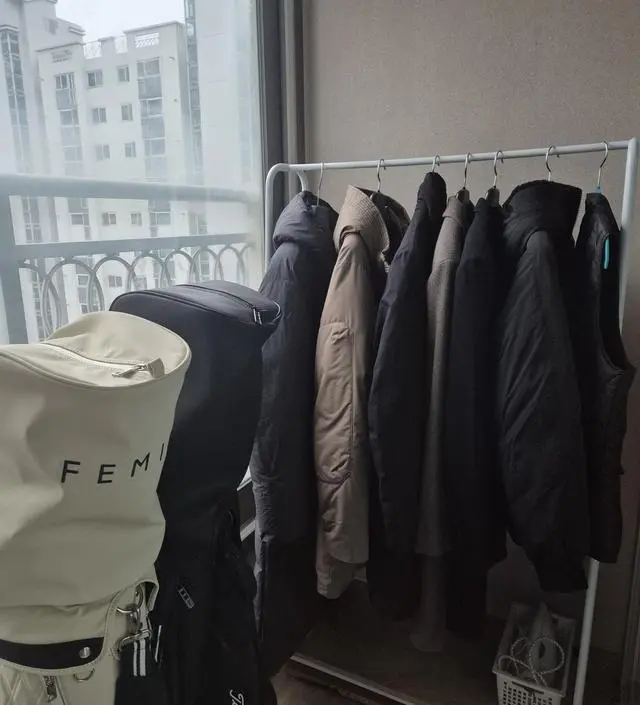 [네이버브랜드스토어 리뷰] 견고해서 무거운 옷 걸어도 문제없어요