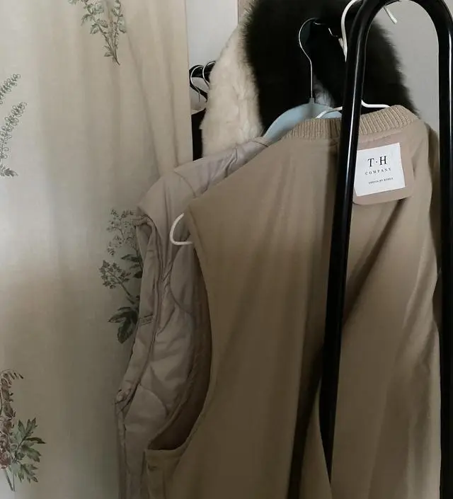 [네이버브랜드스토어 리뷰] 틈새 공간 옷걸이로 정말 잘 쓰고 있어요 아래에 수납도 할 수 있어서 더 좋아요