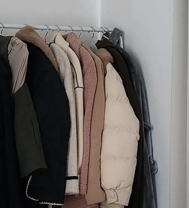 [네이버브랜드스토어 리뷰] 드레스룸에 걸기 찝찝한 자주 입는 외출복 정리 겸 구입했습니다. 조립이 간편하고 디자