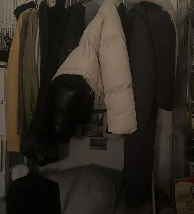 [네이버브랜드스토어 리뷰] 조립이 쉽고 가볍습니다. 바닥이 평평해서 물건 내려두기도 좋아요 옷도 많이 걸려요