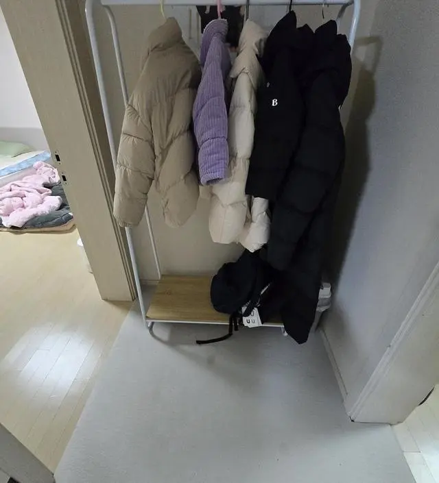 [네이버브랜드스토어 리뷰] 자주 입는 겨울옷을 걸어 둘 곳이 필요해서 구매했습니다.
