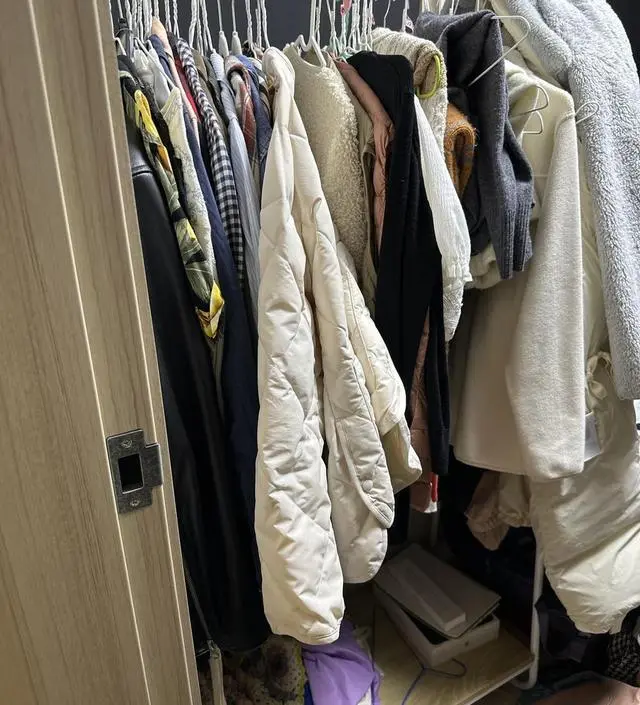 [네이버브랜드스토어 리뷰] 옷방에 겉옷 걸어두려고 샀는데 크기도 높이도 만족합니다!!! 그전에는 나무로 써서 흔