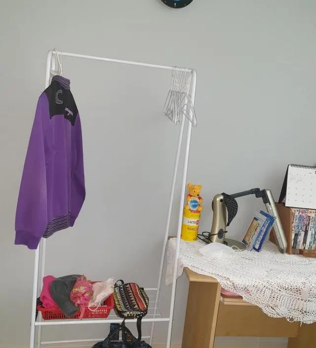 [네이버브랜드스토어 리뷰] 일자 형이 아니라서 더 안정적이고 작은 사이즈지만 옷이 생각보다 많이 걸리고 하단부