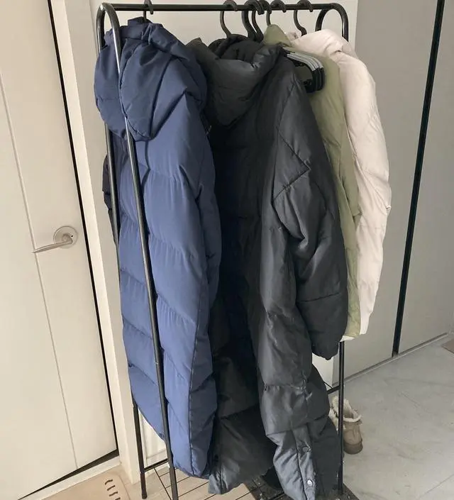 [네이버브랜드스토어 리뷰] 외투 걸어두려고 튼튼한 행거 찾아보다가 샀습니더~ 파이프는 얇은데 생각보다는 견고한