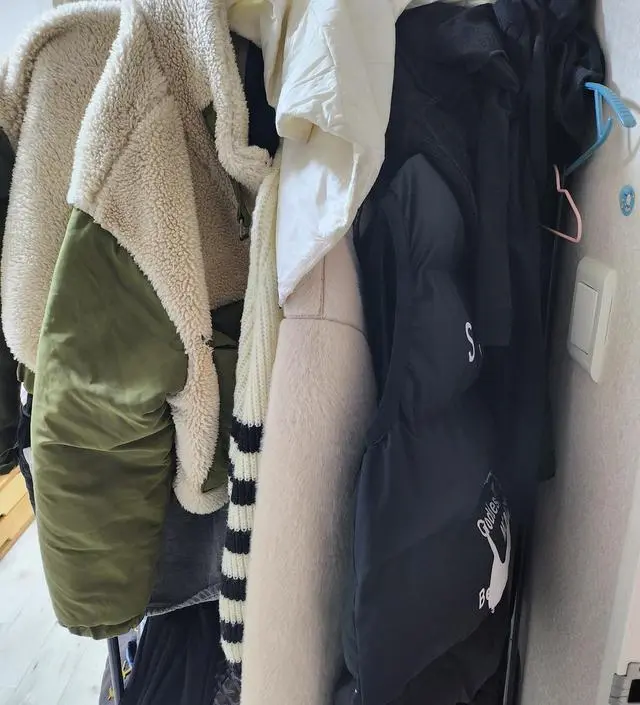 [네이버브랜드스토어 리뷰] 생각보다 활용도가 더 좋음 단점이라면 의외로 튼튼해서 자꾸 옷을 쌓아두어요^^ 집 정