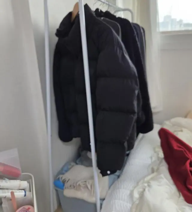 [네이버브랜드스토어 리뷰] 튼튼하고 정리하기 편하고 깔끔하게 옷을 걸어둘수 있어서 맘에듭니다
