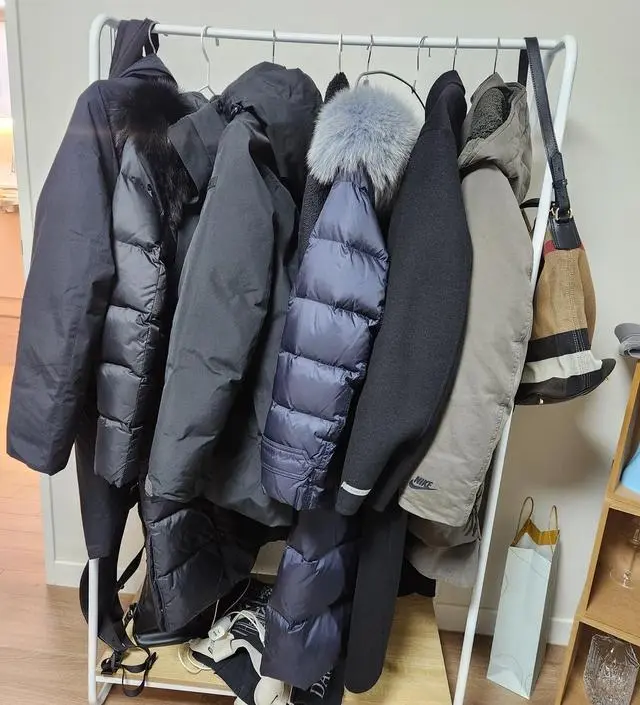 [네이버브랜드스토어 리뷰] 적당한 높이고 밑에 단이 있어서 가방 올리기 좋아요