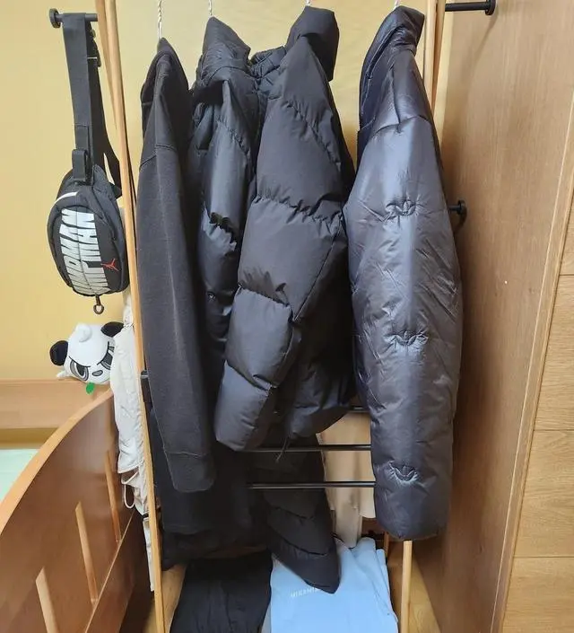 [네이버브랜드스토어 리뷰] 침대와 옷장 사이 남는 공간에 자주 입는 외투를 걸어놓으려고 구매했습니다!!^^ 봉에는