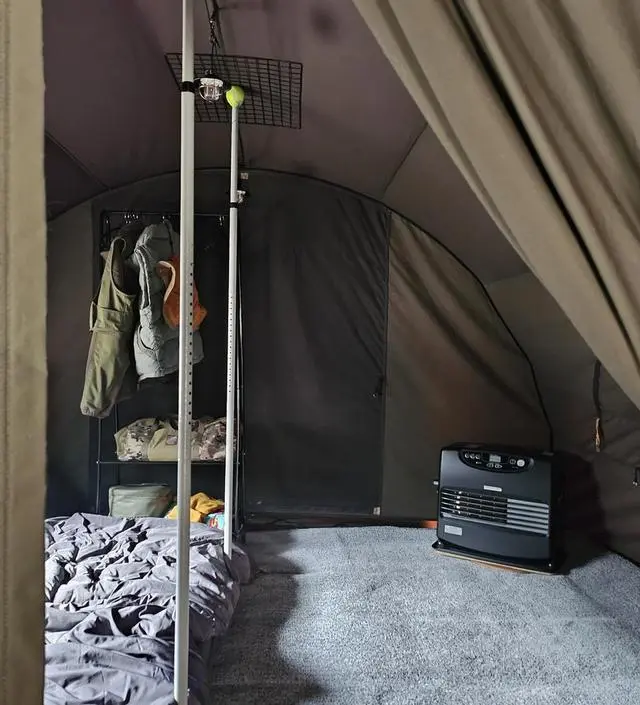 [네이버브랜드스토어 리뷰] 캠핑장에서 장박텐트 옷걸이로 사용하고 있어요.
