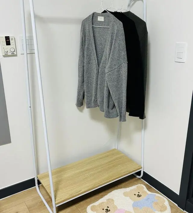 [네이버브랜드스토어 리뷰] 깔끔한 디자인에 행거 기능에 충실해서 대체로 만족합니다.
