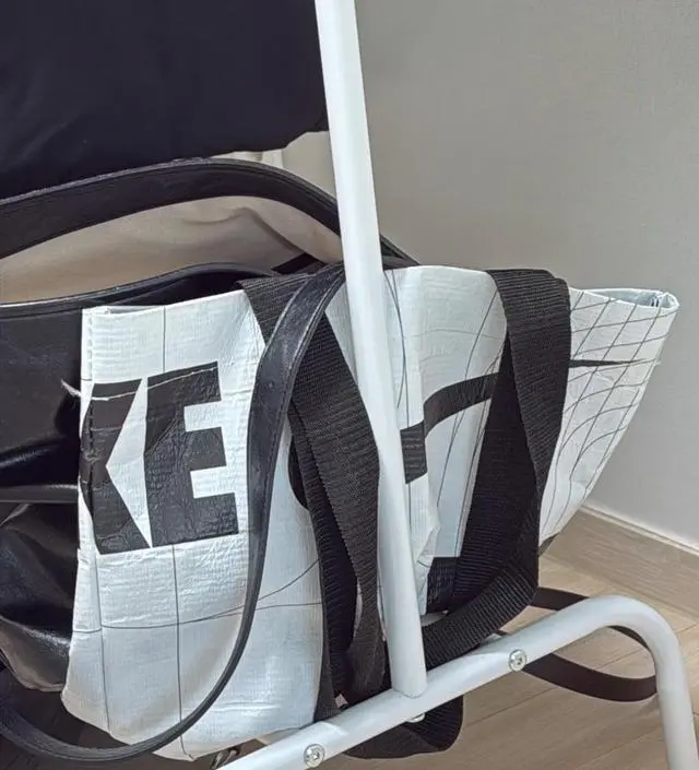 [네이버브랜드스토어 리뷰] 옷 걸고 가방도 둘 수 있어서 좋아요. 
