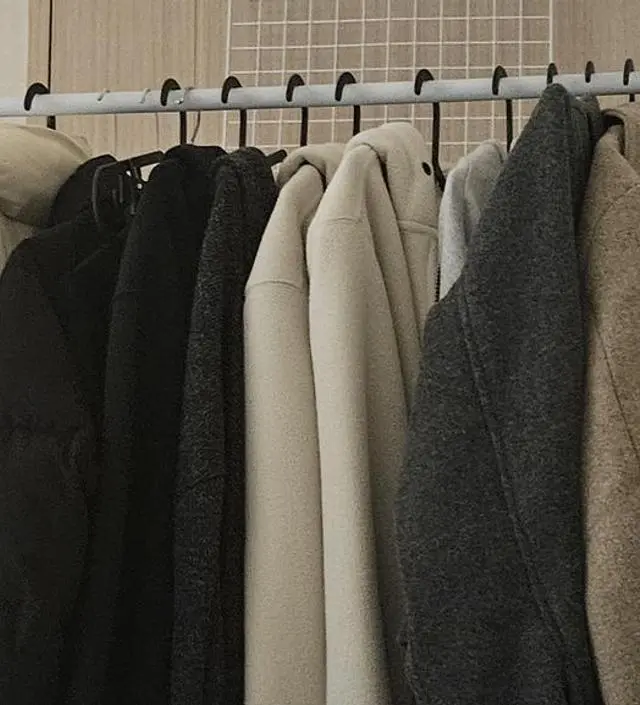 [네이버브랜드스토어 리뷰] 겉옷 13개를 걸어도 휘어짐 그런거 없고, 디자인이 심플해서 좋습니다 하지만, 만지면 