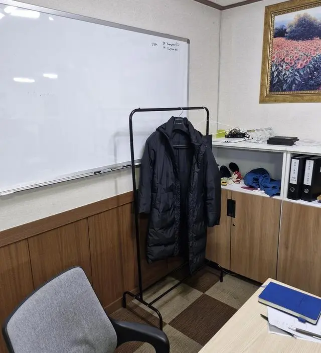 [네이버브랜드스토어 리뷰] 사무실에 옷걸이가 없어서 구매했습니다.
