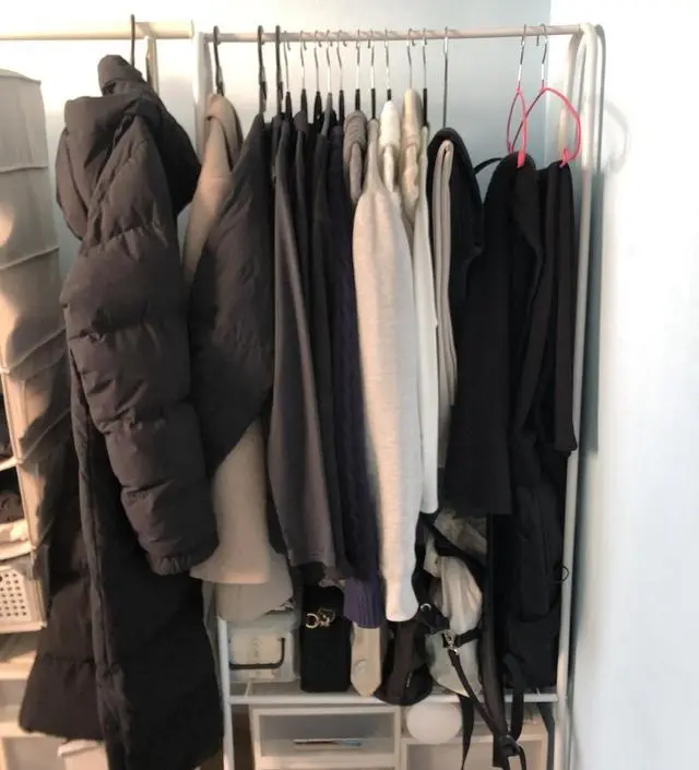 [네이버브랜드스토어 리뷰] 가격이 가격인지라 약하지만 남은 공간에 딱 맞아서 좋아요! 배송도 하루만에 왔어요!