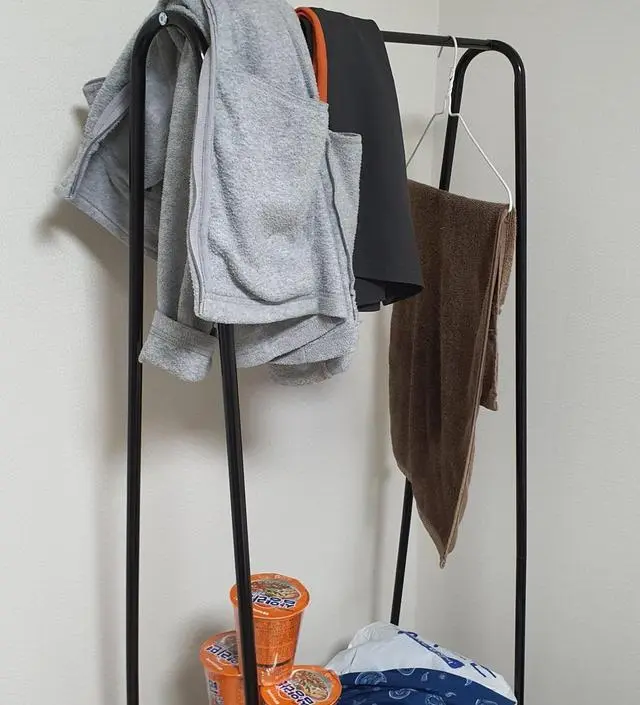 [네이버브랜드스토어 리뷰] 생각보다 튼튼하고 선반과 옷걸이가 있어서 편리하고 좋아요.