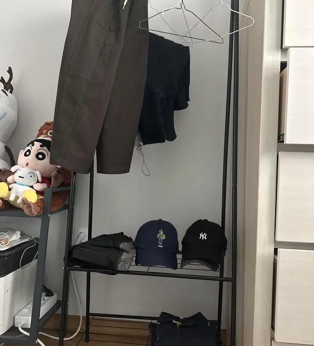 [네이버브랜드스토어 리뷰] 바닥에 널부러져있는 옷 정리하기 딱 좋은 사이즈입니다. 엄청 튼튼한 정도는 아닌데 편