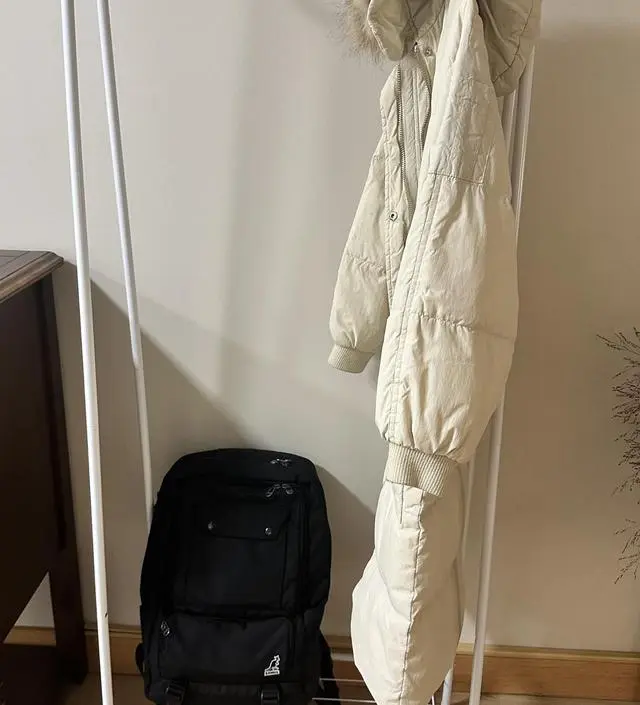 [네이버브랜드스토어 리뷰] 깔끔해요~그런데 하나가 너무 뻑뻑해서 나사 조이기가 힘들더라구요~~