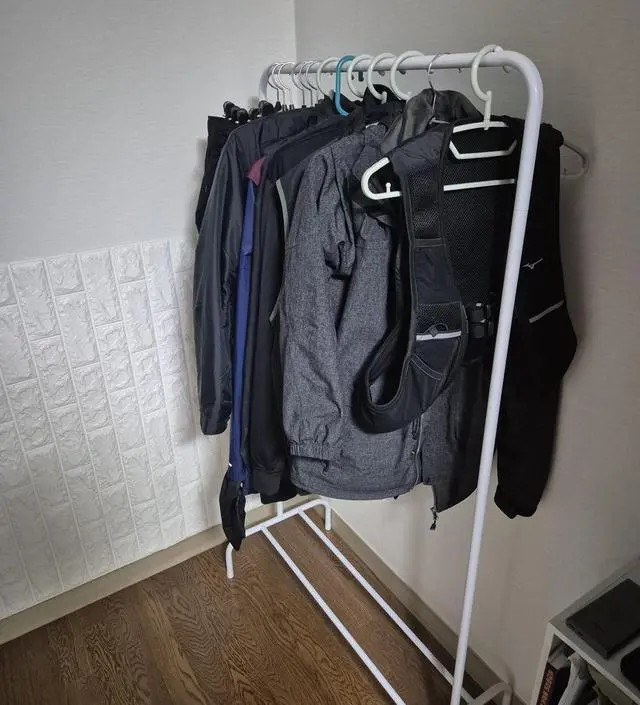 [네이버브랜드스토어 리뷰] 가벼운 운동복 몇벌정도 걸기좋아요 무거우면 휠듯