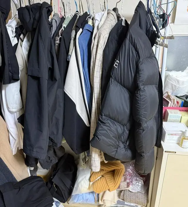 [네이버브랜드스토어 리뷰] 아이방 행거가 필요해서 주문햇는데 생각외로 크기가 커서 안방에 설치 햇습니다 옷 많