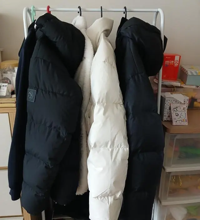 [네이버브랜드스토어 리뷰] 크기는 작아서 패딩,잠바5벌밖에 안걸려요 아이방이 작은편이라 공간에는딱 맞게들어가