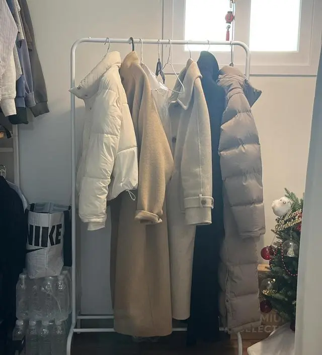 [네이버브랜드스토어 리뷰] 겨울옷이 의자에 걸려있는게 싫어서 구매했어요
