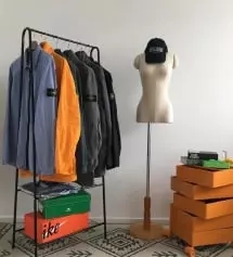 입고난후에 소파에 슥-걸쳐두던
