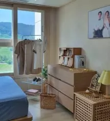 선반이 있어서 가방이나 인테리어 소품 올려놓기도 딱 🙌