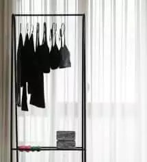 행거가 얇아서 약할 줄 알았는데 밑에 선반이 잡아줘서 그런지 구조가 안정적이고 튼튼