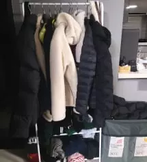 외출하고 벗어놓은 겉옷들을 쇼파 위에 걸쳐놓아서 지저분했는데 행거에 걸어놓으니 정