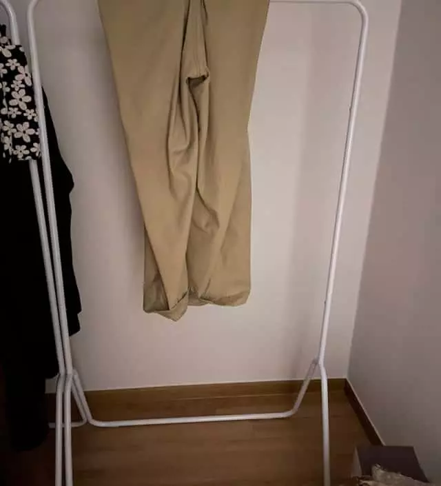 알파룸에 두고 아주 잘쓰고있어요 옷을 많이걸어두 무너지지 않고 아주 흡족!
