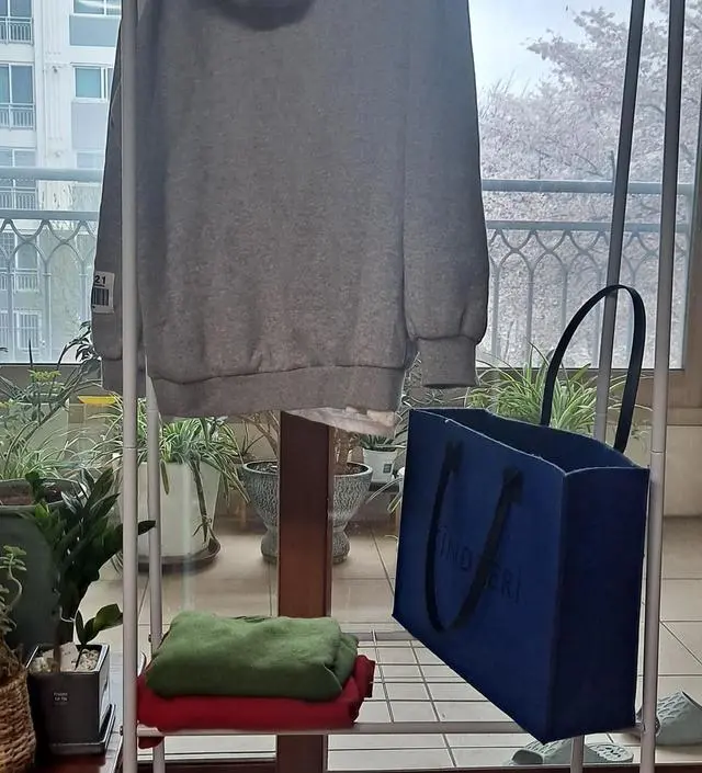 조금 가볍긴 해도 무거운옷만 빼면 가볍게 걸어두기 좋아요 입던옷 가방 수납 공간도 2