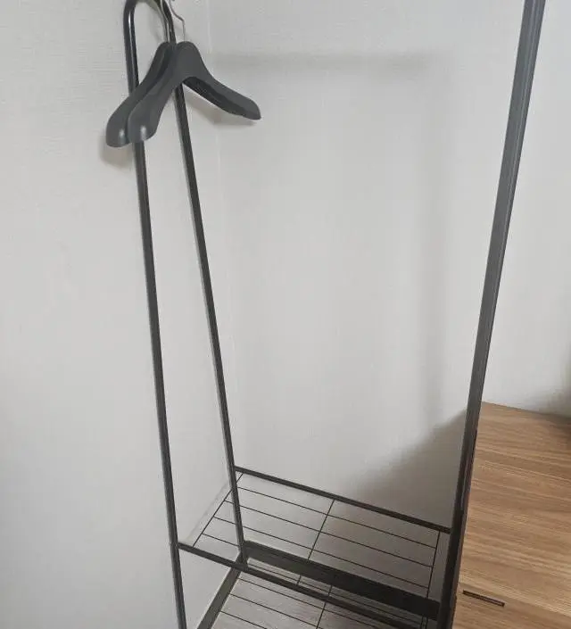 좀 약해요 게스트룸 간이옷걸이라 괜찮아요
