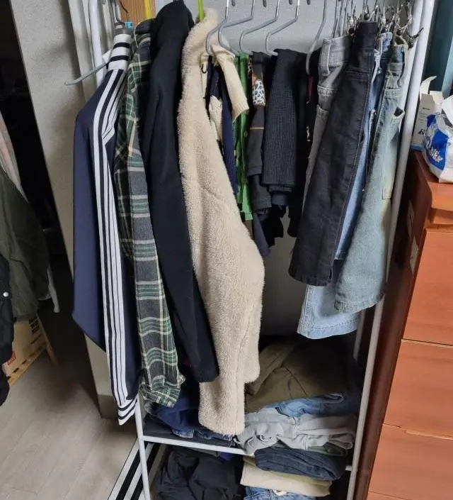 비슷한 다른거 무너져서 새로구입 나사 조이는거라 튼튼하고 좋아요
