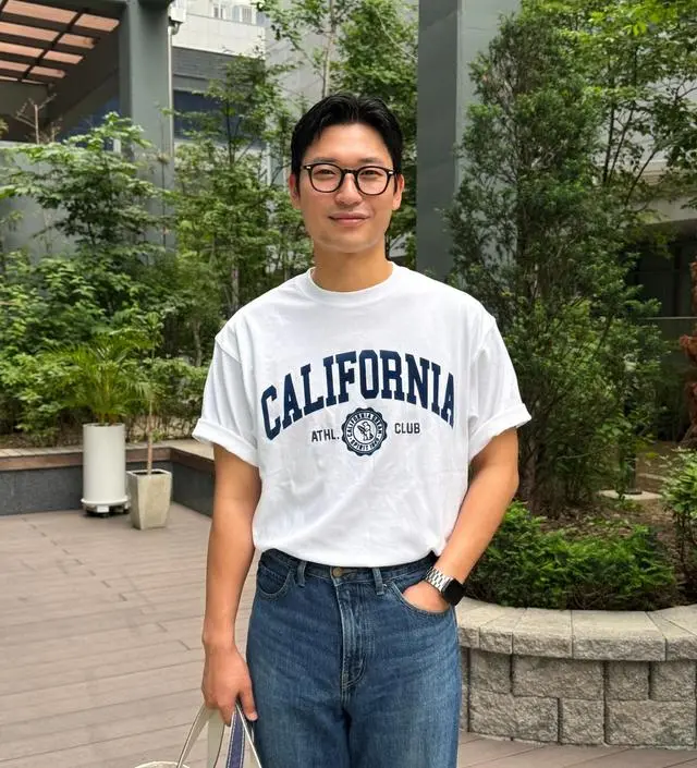 【韓国 WHO.A.U】California Letter Short Sleeve T-shirt California Letter Short Sleeve T-shirt - 후아유닷컴